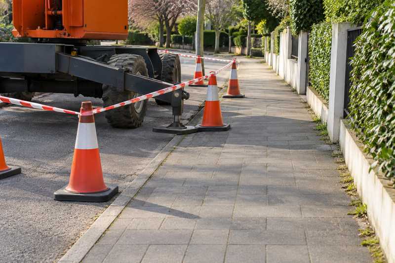 Trottoir balisé autour d'une zone de levage