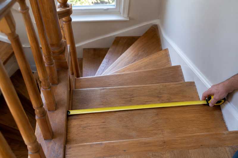 Mesure d'un escalier tournant avant le passage d'un piano