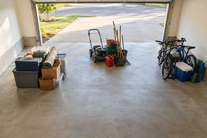 Objets triés en trois groupes dans un garage avant la mise en stock